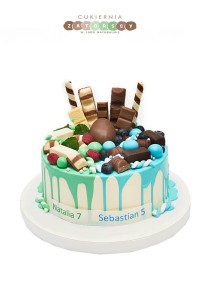 Tort dla dzieci kolorowy z czekoladkami