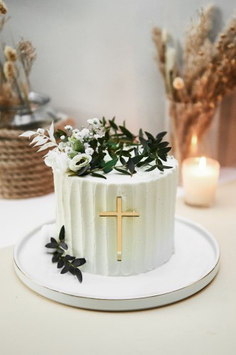 tort-na-komunie-krzyzyk-swieze-kwiaty-w-kremie-ukryte-pietro-torty-z-dostawa-cukiernia-zatorscy-krakow.jpg