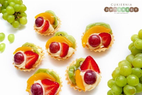 ciastko-babeczka-z-owocami-truskawka-kiwi-brzoskwiania-malina-winogrona-krucha-cukiernia-krakow-zatorscy-online-dostawa-do-domu-naturalne-tradycyjne-wyroby-bez-konserwantow.jpg