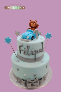 Tort na roczek Miś w samochodzie