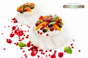 Beza pavlova z owocami duża