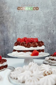  Tort Bezowy z Truskawkami