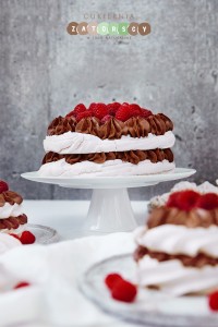  Tort Bezowy z Malinami