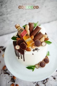  Tort z  Butelką Whisky Czekoladkami i Miętą  