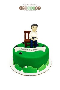 Tort z Mężczyzną na Ławce i Krzyżówkami